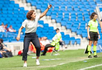 La exfutbolista Natalia Arroyo es la actual entrenadora de la Real Sociedad. Lleva vinculada al fútbol desde los nueve años, cuando ingresó en las categorías inferiores del FC Barcelona. Jugó dos temporadas en el Espanyol y una en el Levante Las Planas. Finalmente, se retiró con 22 años, ya que anteriormente sufrió varias lesiones de gravedad. Fue seleccionadora absoluta de la Federación Catalana de Fútbol en 2014. En mayo de 2020, la fichó la Real Sociedad femenina y en la temporada pasada consiguió el mejor resultado de la historia del club: 2ª posición con 66 puntos y clasificadas para la Champions por primera vez en su historia. Esta temporada tiene el objetivo de mantener el nivel y que la Real Sociedad llegue lejos en Europa.