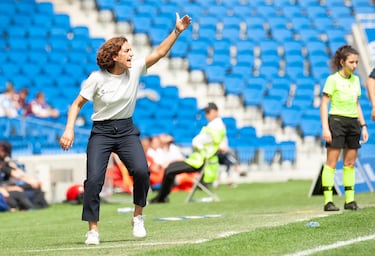La exfutbolista Natalia Arroyo es la actual entrenadora de la Real Sociedad. Lleva vinculada al fútbol desde los nueve años, cuando ingresó en las categorías inferiores del FC Barcelona. Jugó dos temporadas en el Espanyol y una en el Levante Las Planas. Finalmente, se retiró con 22 años, ya que anteriormente sufrió varias lesiones de gravedad. Fue seleccionadora absoluta de la Federación Catalana de Fútbol en 2014. En mayo de 2020, la fichó la Real Sociedad femenina y en la temporada pasada consiguió el mejor resultado de la historia del club: 2ª posición con 66 puntos y clasificadas para la Champions por primera vez en su historia. Esta temporada tiene el objetivo de mantener el nivel y que la Real Sociedad llegue lejos en Europa.