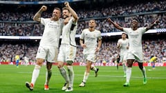 Joselu y Nacho celebran el gol con el que el delantero cerró la victoria del Real Madrid ante el Cádiz en el partido de LaLiga EA Sports.