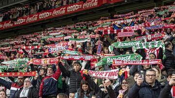 31-03-24 AFICICIONADOS DEL RACING Y DEL SPORTING EN LOS PROLEGÓMENOS DEL DUELO ENTRE LOS DOS EQUIPOS EN EL MOLINÓN.