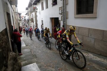 07/11/20 VUELTA CICLISTA A ESPA?A 2020 CORONAVIRUS COVID-19 ETAPA 18 SEQUEROS - ALTO DE LA COVATILLA PELOTON A SU PASO POR CANDELARIO ROGLIC VUELTA A ESPA?A 2020