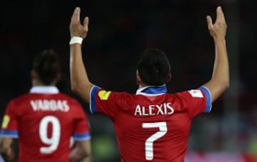 CH10. SANTIAGO (CHILE), 08/10/2015.- El jugador de Chile Alexis Sánchez celebra su gol contra Brasil hoy, jueves 8 de octubre de 2015, en un partido en el Estadio Nacional de Santiago de Chile, por la primera fecha de las eliminatorias suramericanas al Mundial Rusia 2018. EFE/Felipe Trueba