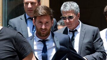 Messi y su padre Jorge, detr&aacute;s, a la salida del juzgado.