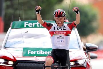 El ciclista polaco Rafal Majka celebra su victoria en la 15ª etapa de LaVuelta Ciclista a España 