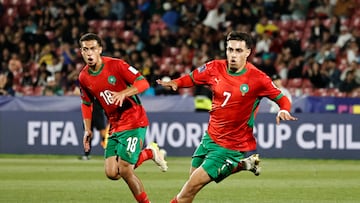 AMDEP4804. SANTIAGO (CHILE), 01/10/2025.- Jugadores de Marruecos celebran un gol este miércoles, en un partido de la Copa Mundial Sub-20 entre Brasil y Marruecos en el estadio Nacional Julio Martínez Prádanos, en Santiago (Chile). EFE/ Osvaldo Villarroel