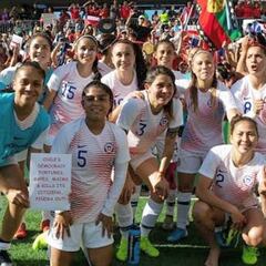 "La democracia chilena tortura": el cartel de una seleccionada