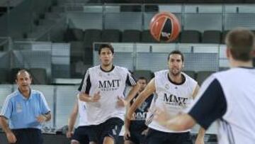 <b>PREPARADOS. </b>Messina da órdenes a Tomic, Vidal y Velickovic. El Madrid juega hoy en Estambul cuatro días después de perder la final de Copa.