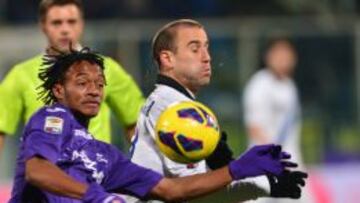 El carrilero colombiano de la Fiorentina, Juan Guillermo Cuadrado (izquierda), disputa el balón ante el Inter de Milán.