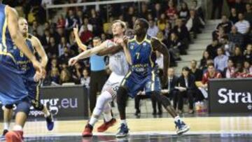 Savané lucha por la posición con Howard.