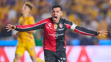 Aldo Rocha festeja eufórico su gol en contra de los Tigres en el tiempo agregado.