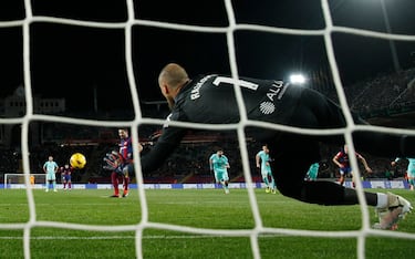 El conjunto azulgrana falla un penalti en el minuto 22 de partido.  Ilkay Gündogan lanza el con el interior del pie derecho, Pedrag Rajkovic adivina el tiro y desvía el balón con las manos.