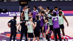 Los jugadores del Real Madrid forman una piña en el medio de la pista antes del entrenamiento en la previa de la final de la Euroliga.