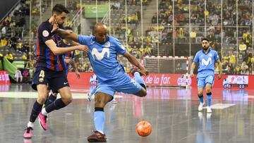 Fits resiste una entrada de Coelho en un partido contra el Barça.