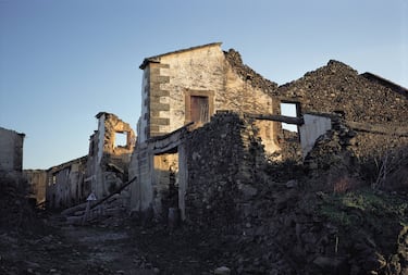 Ruinas del pueblo abandonado por la construcción de un gran embalse en sus alrededores. Muchos vecinos, descendientes de lo granadilleros desalojados en 1960, pelean para que el pueblo deje de estar en una zona inundable como se decretó en 1955.
