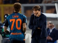 Conte y Noa Lang, en un partido contra el Lecce.