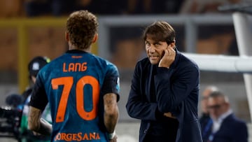 Conte y Noa Lang, en un partido contra el Lecce.