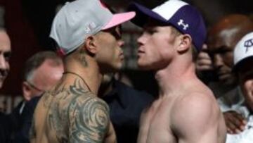 Cotto y Canelo durante la ceremonia de pesaje a un d&iacute;a de enfrentarse en Las Vegas.