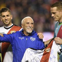 Vallecas homenajeó a Isi en su despedida como utillero del Rayo