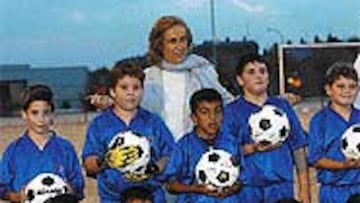 <B>LA ESCUELA FUNCIONA</B>. Teresa Rivero inauguró ayer la escuela de fútbol que el Rayo ha puesto en marcha este año. Setenta niños comenzaron el curso. La cifra aumentará, pues aún está abierto el plazo de inscripción.