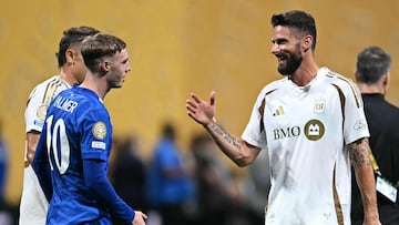 Olivier Giroud felicita a Cole Palmer tras la disputa de la primera jornada del Mundial de Clubes,