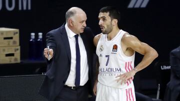 Pablo Laso junto a Facundo Campazzo durante el Real Madrid-Maccabi.