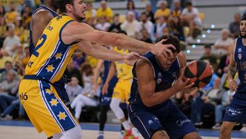 Ethan Happ y Justin Anderson, jugadores del Dreamland Gran Canaria y del Valencia Basket, durante el partido de la jornada 27 de la Liga Endesa, que ambos equipo han disputado este domingo en el Gran Canaria Arena.