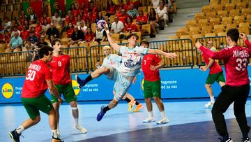 Víctor Romero, en una acciçon ofensiva ante Portugal.
