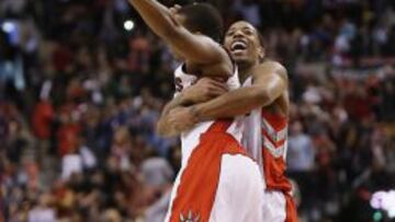DeMar Rozan celebra la victoria con Kyle Lowry.