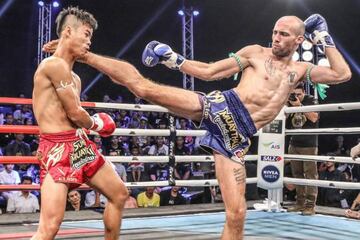 Carlos Coello lanza una patada durante un combate.