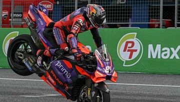 'Stopie' (caballito invertido) de Martín en Tailandia.