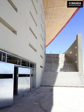 Así están avanzando en las escaleras que permitirán acceder a los aficionados rojiblancos a las zonas altas del estadio.