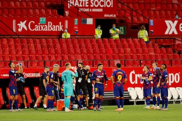 Los jugadores del Barcelona en la pausa para la hidratación.