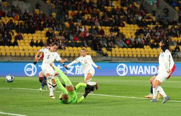 Gran centro de Esther. Su envío lo toca Del Campo para anotarse en propia puerta. Primer gol del partido favorable a la Selección española.