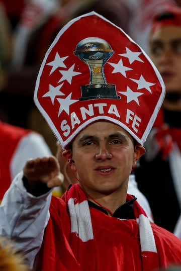 Así representan los hinchas de Santa Fe su amor por el Cardenal.