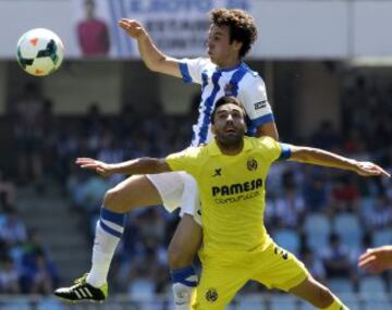 El jugador de la Real Sociedad Rubén Pardo (arriba) lucha un balón con Bruno (d), del Villarreal C.F.