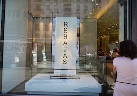 Un escaparate anuncia las rebajas de una tienda, a 26 de junio de 2025, en Madrid (España). Las principales marcas de moda en España ya han comenzado o inician hoy sus rebajas de verano 2025. Zara, Pull&Bear, Bershka y Stradivarius lanzaron descuentos online ayer en la web y app, y hoy comienzan en tiendas físicas. Mango, H&M, El Corte Inglés o Parfois también han adelantado sus rebajas.
26 JUNIO 2025;REBAJAS;RECURSOS;MARCAS;MODA;ROPA
Jesús Hellín / Europa Press
26/06/2025