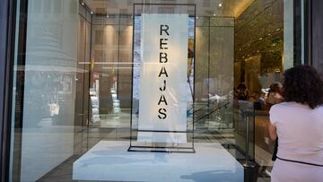 Un escaparate anuncia las rebajas de una tienda, a 26 de junio de 2025, en Madrid (España). Las principales marcas de moda en España ya han comenzado o inician hoy sus rebajas de verano 2025. Zara, Pull&Bear, Bershka y Stradivarius lanzaron descuentos online ayer en la web y app, y hoy comienzan en tiendas físicas. Mango, H&M, El Corte Inglés o Parfois también han adelantado sus rebajas.
26 JUNIO 2025;REBAJAS;RECURSOS;MARCAS;MODA;ROPA
Jesús Hellín / Europa Press
26/06/2025