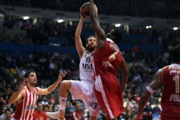 Sergio Rodríguez ante Bryant Dunston.