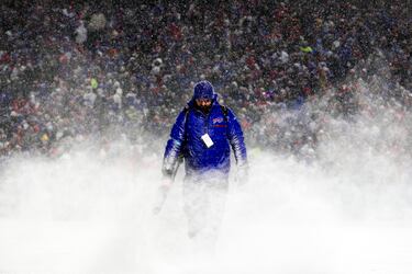 Un miembro del equipo de mantenimiento quita la nieve del campo durante un tiempo muerto en un partido entre los Buffalo Bills y los San Francisco 49ers en el Highmark Stadium el 1 de diciembre de 2024 en Orchard Park, Nueva York.