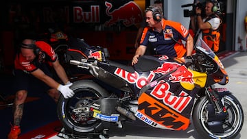 La KTM, durante un fin de semana de MotoGP, fuera del box.