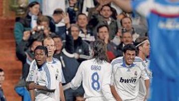 <b>RIDÍCULO. </b>Uche marcó mientras Robben celebraba un gol anulado.