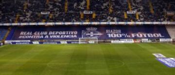 La zona que normalmente ocupan los "Riazor Blues" en el estadio de Riazor ha sido cubierta con una pancarta en contra de la violencia.