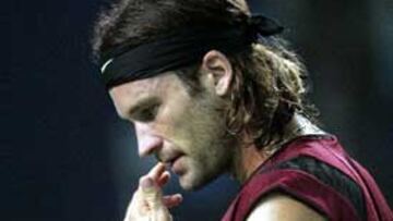 <b>DESCONCENTRADO. </b>Moyá no encontró su sitio durante el partido y cayó por un doble 6-3.