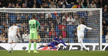 3-0. Sergio Ramos marcó el tercer gol tras lanzar por segunda vez el penalti que revisó el VAR.