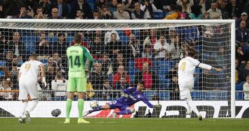 3-0. Sergio Ramos marcó el tercer gol tras lanzar por segunda vez el penalti que revisó el VAR.