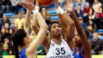 Tina Charles, entre rezan y Robinson.