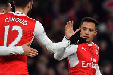Sánchez double keeps Arsenal in title hunt