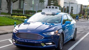 Conducir un coche usando el móvil como volante, la nueva patente de Ford