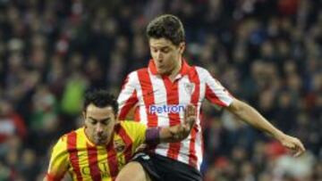 Xavi Hernández pugna con Ander Herrera por el balón.
