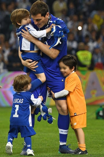 Iker Casillas junto a sus dos hijos, Lucas y Martín.